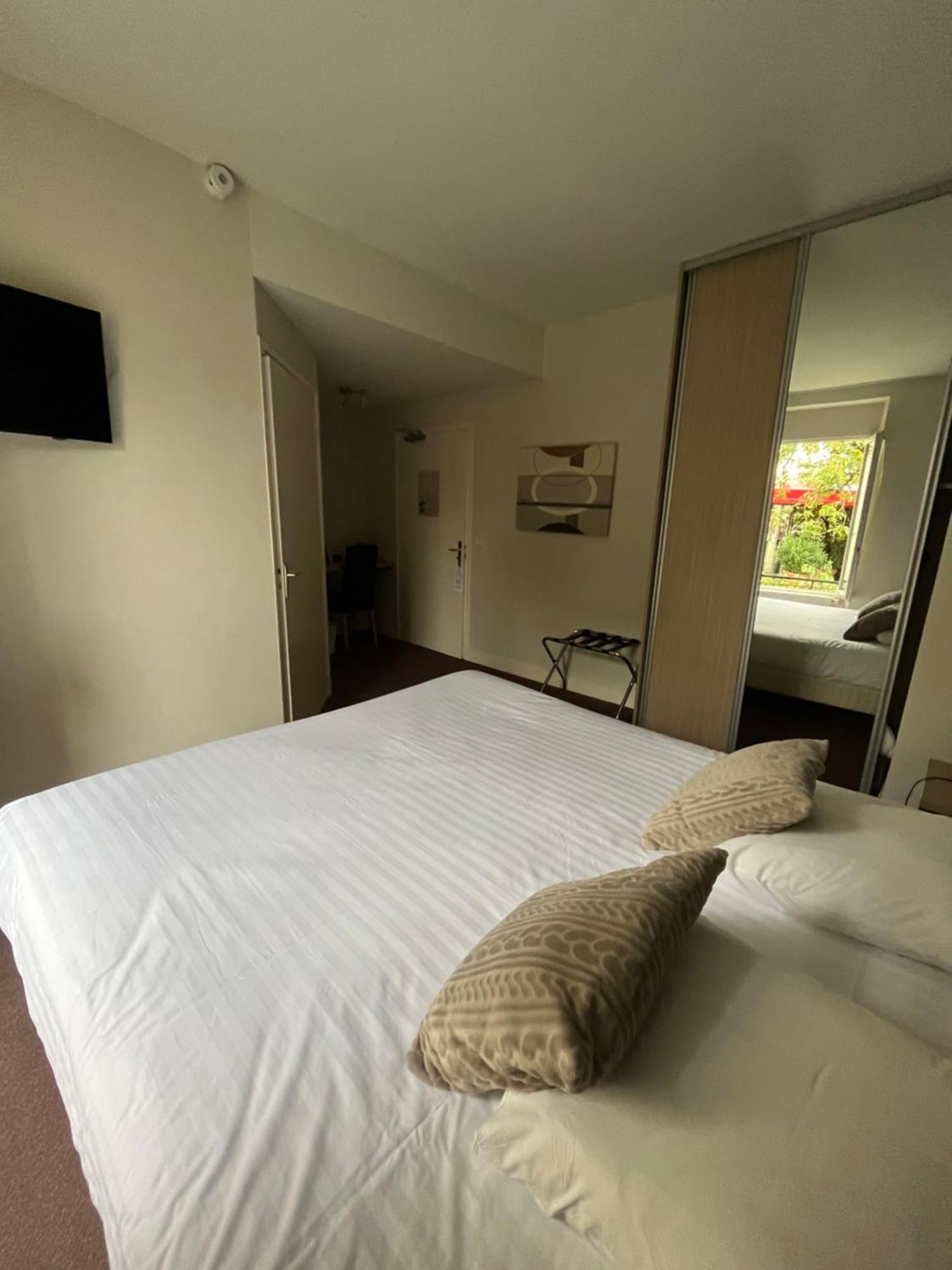 Hotel De Troyes Room photo